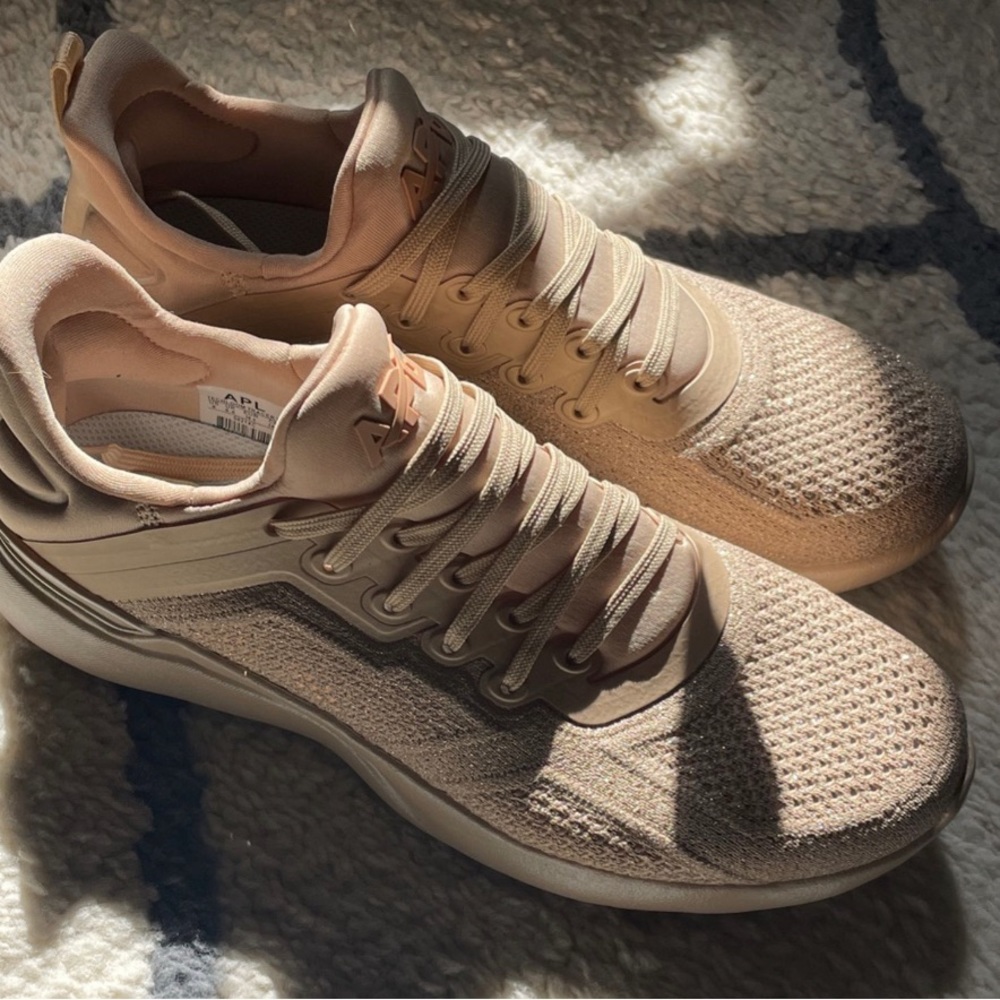 BRAND NEW APL-techloom tracer sneakers, Size 8, Champagne color - Picture 4 of 4